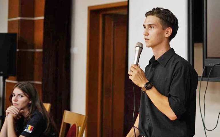 La CN „Gheorghe Șincai”, tabără de robotică, organizată de liceeni pentru elevi din tot județul